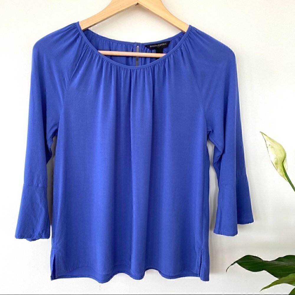 Banana Republic top with ruched neckline, 3/4 length sleeves, loose fit